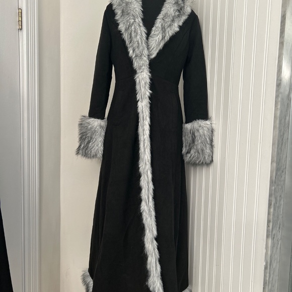 NWOT Dramatic Black Faux Suede and Faux Silver Fox Fur Trim - Picture 2 of 4